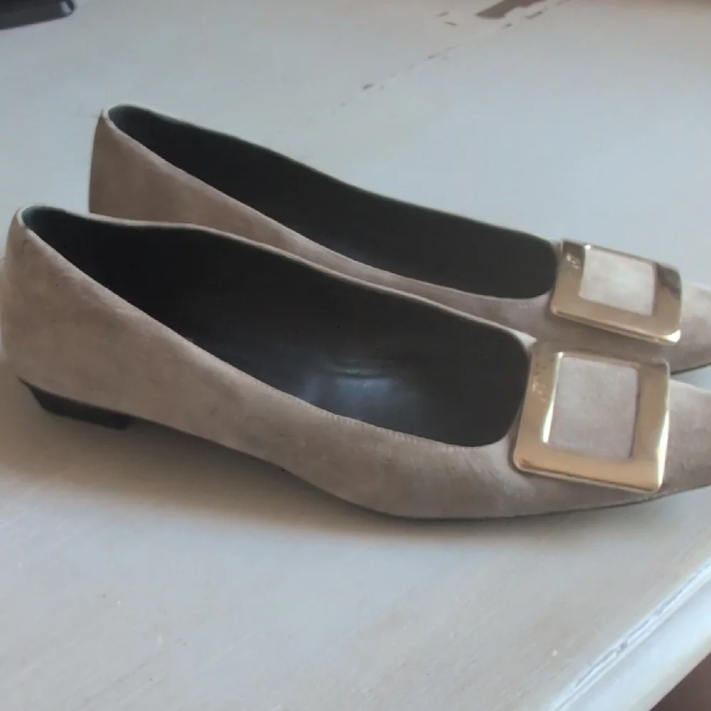 Roger Vivier Tan Suede Women's Shoes with Gold Buckle - Picture 2 of 7